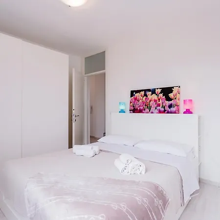 Guesthost - Bilocale Via Forni Apartamento *